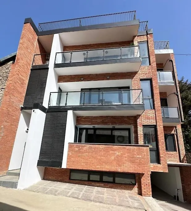 3 Bedroom Modern Gem / Sololaki Tiflis Daire