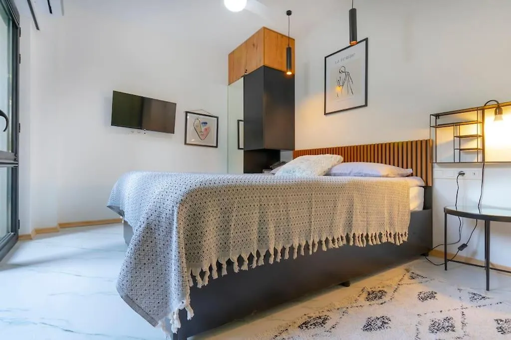 Daire 3 Bedroom Modern Gem / Sololaki Tiflis Gürcistan