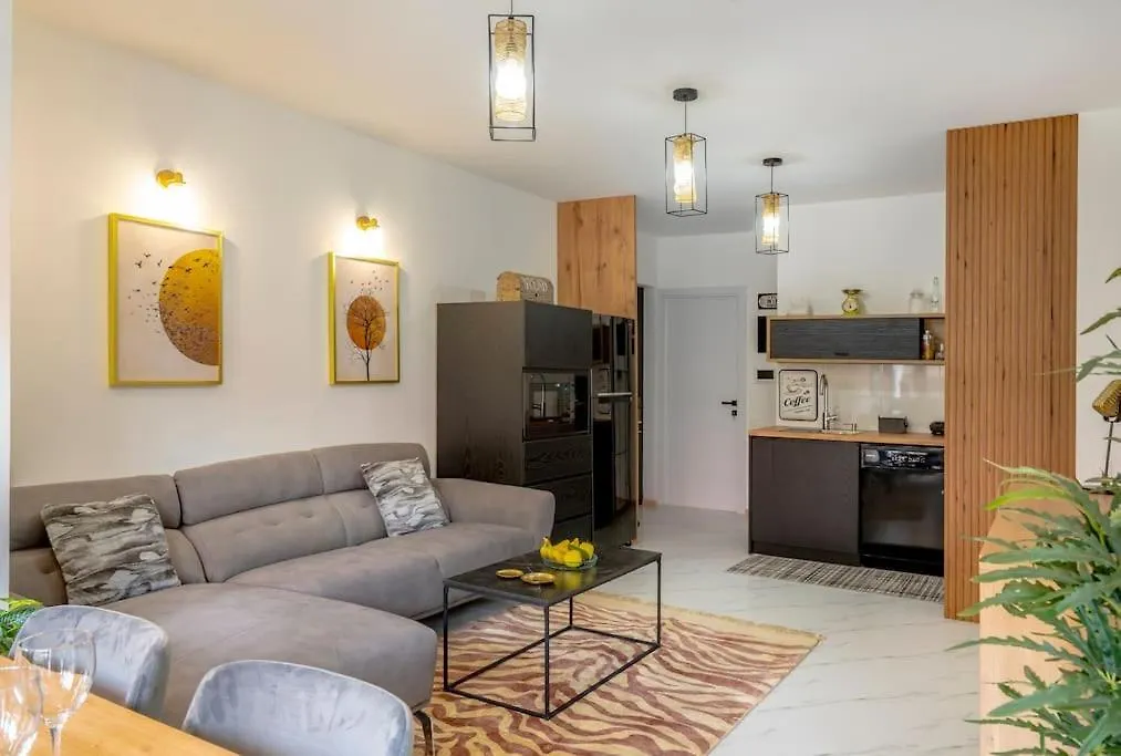 Daire 3 Bedroom Modern Gem / Sololaki Tiflis Gürcistan
