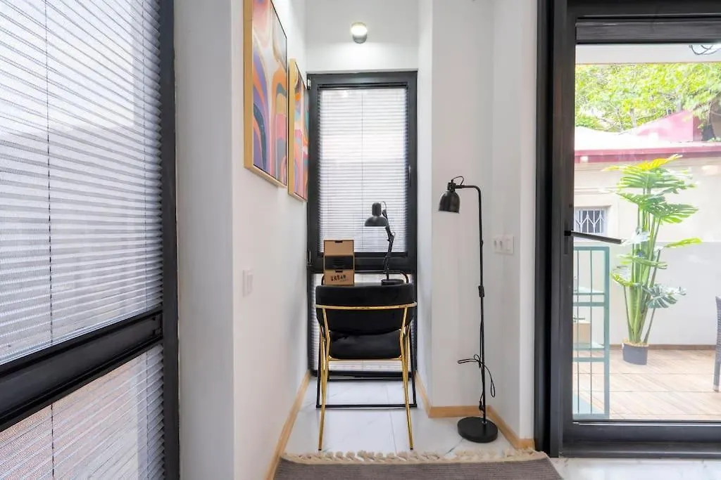 Daire 3 Bedroom Modern Gem / Sololaki Tiflis Gürcistan